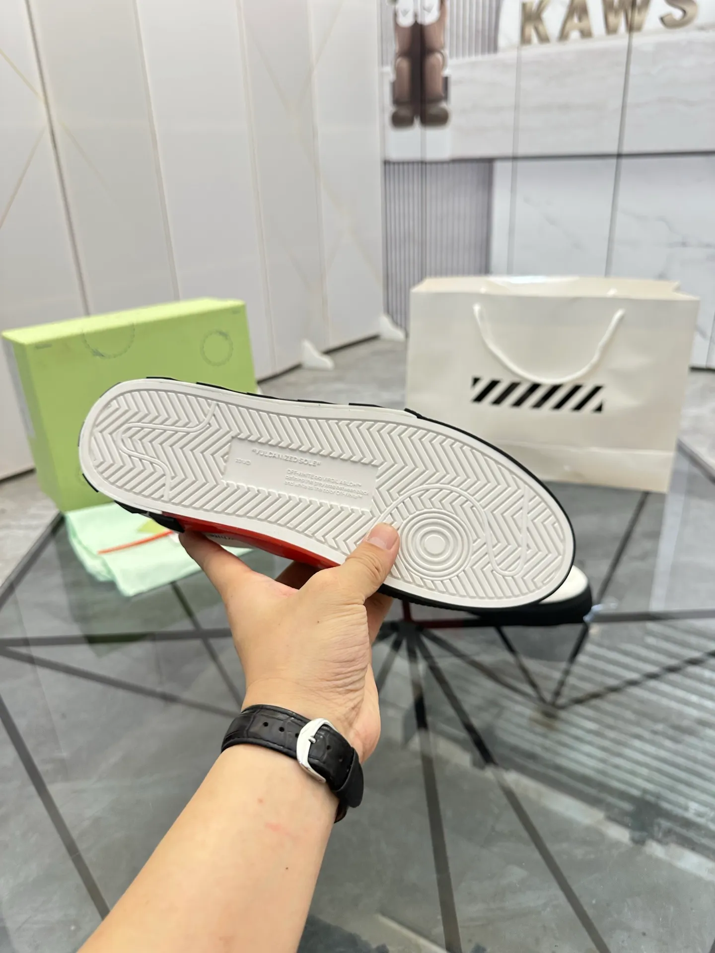 Selling men's shoes 💰: 💰P440¥ Product trademark: OFF WHITE *"OFF WHITE*" low-top casual shoes Regular size: 35-45 (can be customized to 46) Couple style Product materials: Original fabric from the upper counter, breathable lining, original outsole. No.: H203